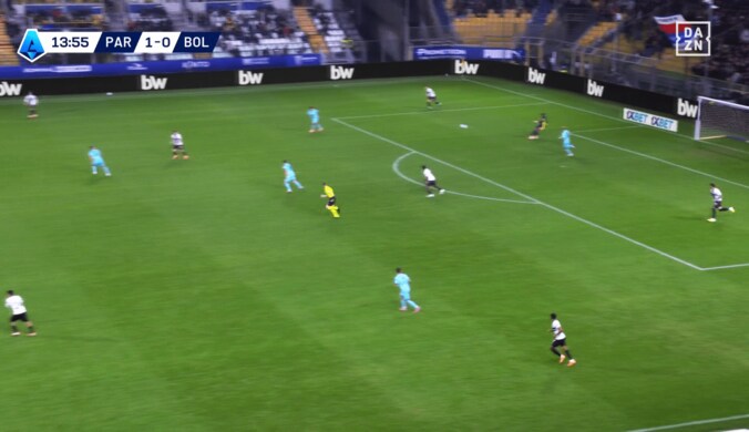 「キックだけで金が取れる」鈴木彩艶の“70m弾丸フィード”にファン驚愕！「どんだけ飛ぶねん」「精度めちゃくちゃいい」 3枚目