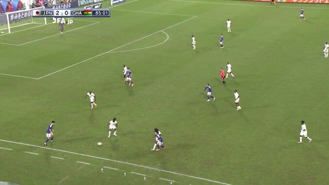 「評価爆上がり」22歳日本代表DF、ジダンばりの絶品スルーパスが話題沸騰「そこ見えてんのか」「凄まじい逸材」極上タッチで決定機演出の瞬間 4枚目