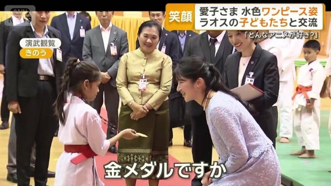 子どもに目線を合わせ交流