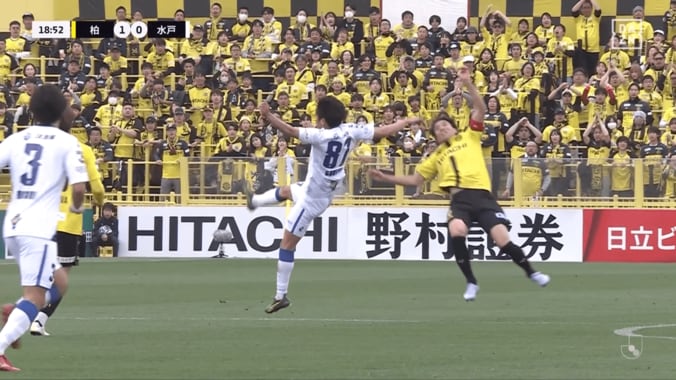 「なんでイエロー？」Jリーグで“まさかの判定”が物議…「危なーい！」解説絶叫のエアバトルで柏DFと事故衝突→警告の水戸FWが苦笑い 4枚目