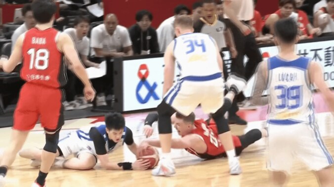 ガムシャラに飛び込む！208cm日本代表センターが“ハッスルプレー”「激アツすぎて泣ける」「貢献度が半端ない」仲間とファンの心を打った瞬間 3枚目