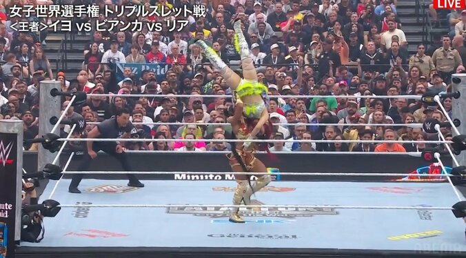 イヨを攻め立てるビアンカ