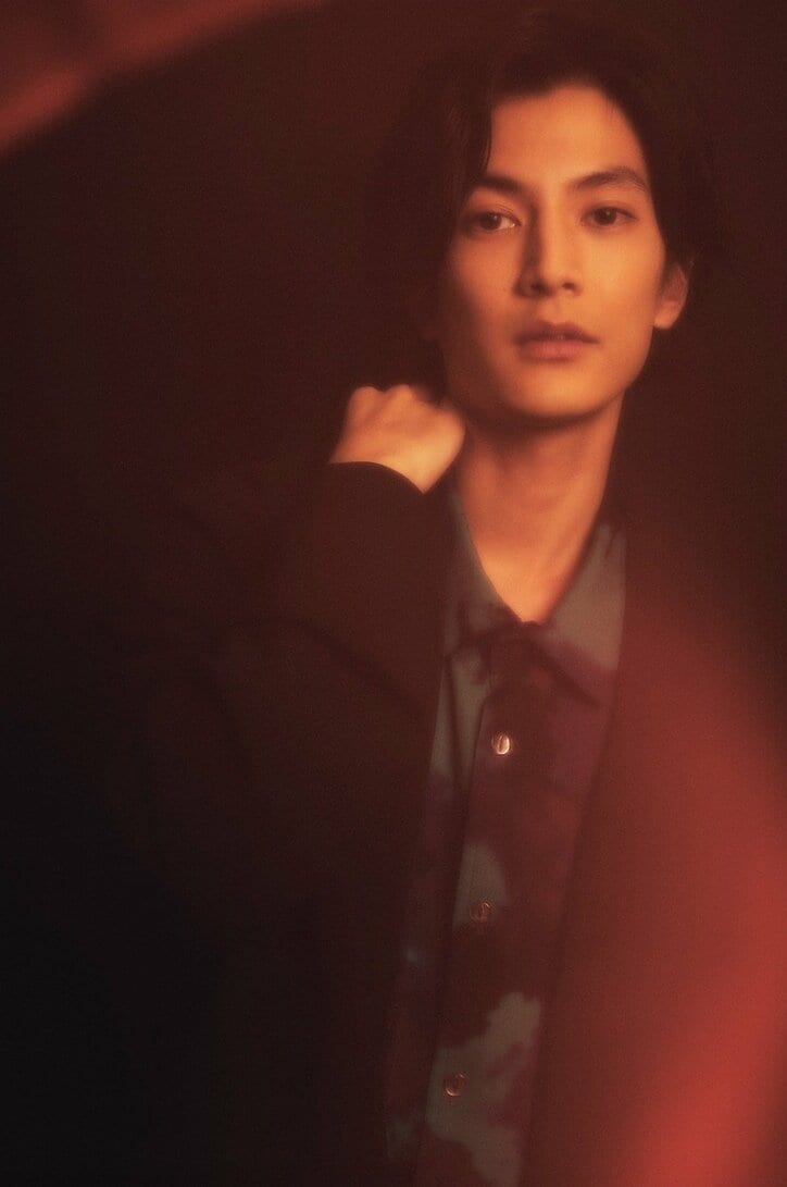 渡邊圭祐、戦国の世を攪乱する“超悪役”に大抜擢 不気味な殺陣シーンは「僕元来の動き（笑）」 映画『ブレイブ -群青戦記-』インタビュー