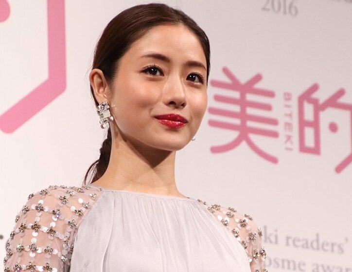 石原さとみ、芳根京子との“美人姉妹ショット”に絶賛の声「光り輝くオーラが見える」