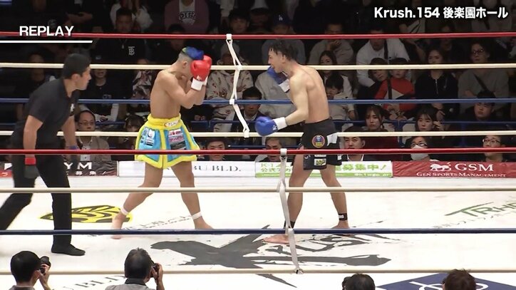 ラウンドガール、新王者の振る舞いに“ドン引き” 予想外のパフォーマンスに「冷めた目で見てる」「ラウガ引いてるやん…」