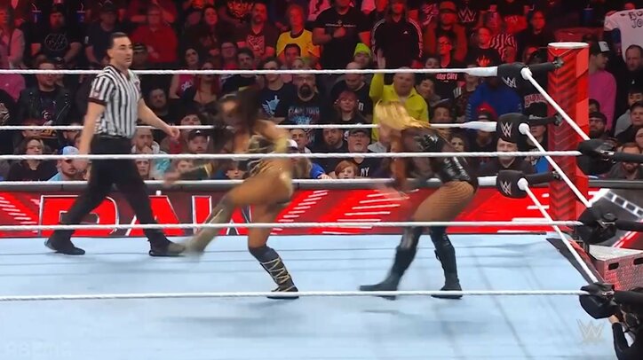 女子レスラー、ロープにぶらり危機一髪！ “狂暴女子”の回し蹴りで吹っ飛ばされ「引っかかってしもうた…」