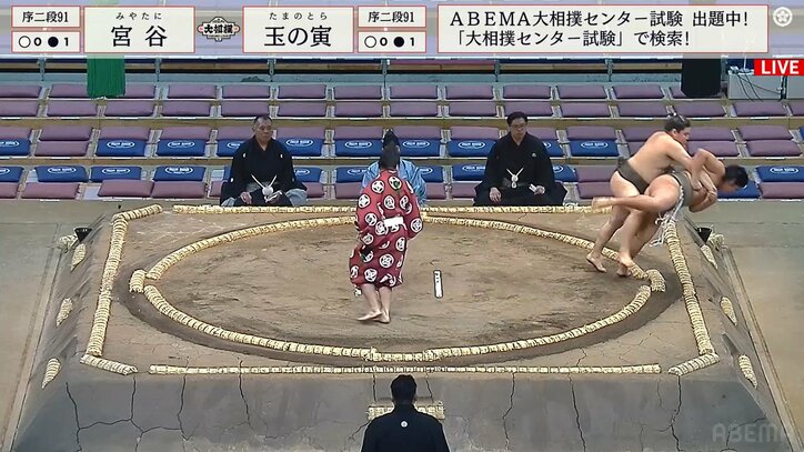「すごい音したぞ」土俵から“回避不能”の前向き落下 平然と戻ってくる力士のタフネスとバランス感覚