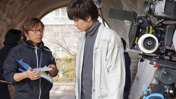 浜辺美波×北村匠海×福本莉子×赤楚衛二『思い、思われ、ふり、ふられ』青春感満載のメイキング写真到着