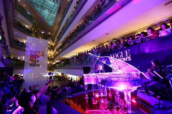 YOSHIKI、“VOGUE”オープニング・セレモニーでX JAPANの楽曲をサプライズ演奏