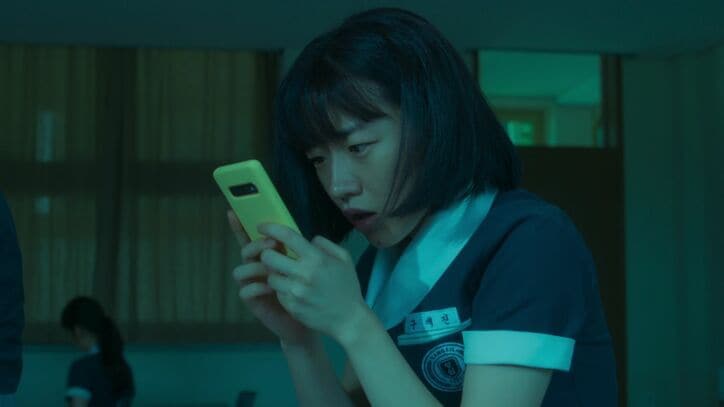 修正＆加工で地味な女子高生が美女インフルエンサーに！誰にも言えない二重生活…中毒性抜群の韓ドラ『影美女』スタート！