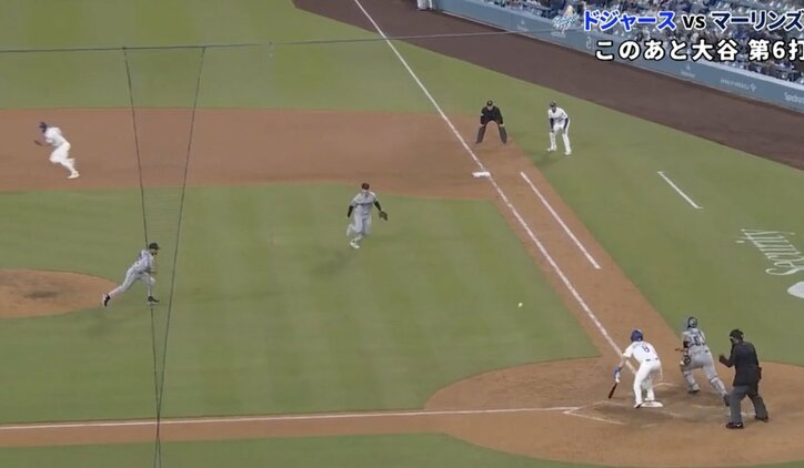 【写真・画像】誰へのポーズ？ 大谷翔平、一瞬見せた“動き”にファン注目「カッコよすぎ」“爆速盗塁”成功シーンが話題に「マッカローさんかな？」　1枚目