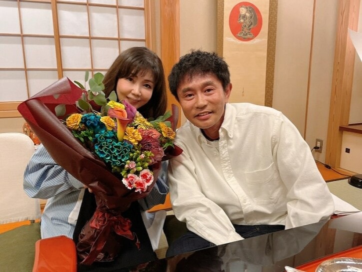  小川菜摘、32回目の結婚記念日を迎え夫・浜田雅功との2ショットを公開「嬉しいひと時」 
