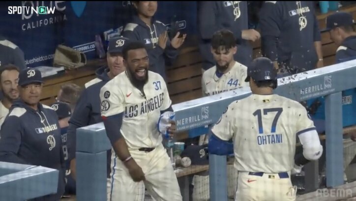 【映像】大谷、久々アーチで“とんでもない量の”ヒマワリの種を浴びる