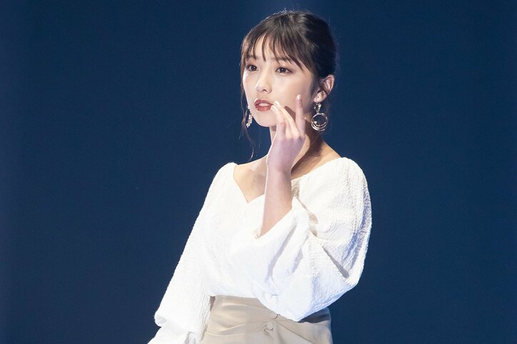 遠藤さくらが春らしい装いでキュートに微笑む＆金川紗耶がランウェイデビュー、乃木坂46がTGCに登場【画像集】