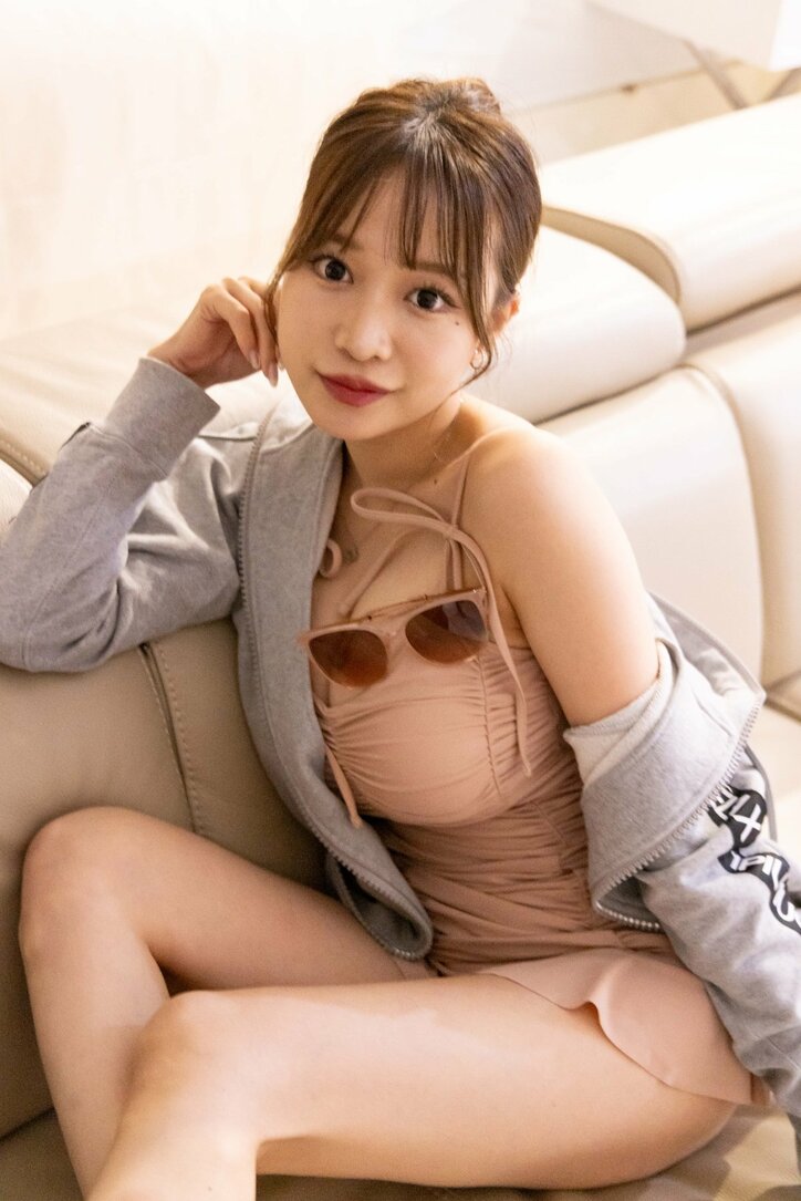 Iカップの料理上手な25歳グラドル、わがままボディと人懐っこい性格で年上男性が“沼”に? 婚活番組で話題の美女、水着オフショット一挙公開