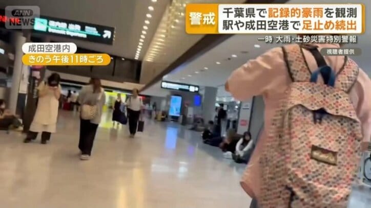 ロビーのあちらこちらに、座っている人や寝ている人が