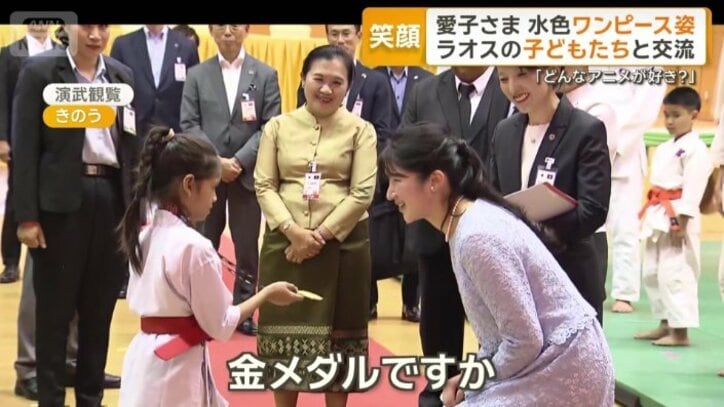 子どもに目線を合わせ交流