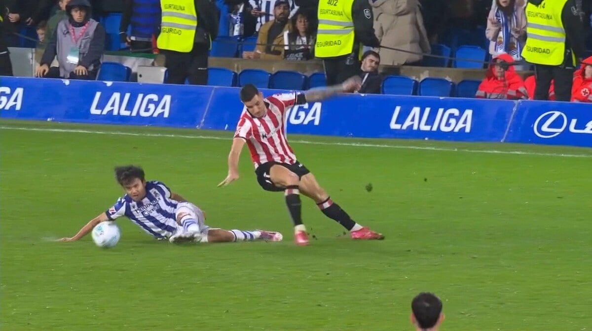 久保建英、2度倒されても…「絶対渡さない」粘りの鬼ディフェンスで