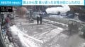雪かき中の女性の頭上から大量の雪が落下 間一髪で難を逃れる 中国・安徽省