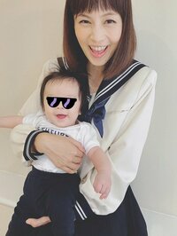 安田美沙子、セーラー服姿で息子を抱っこ「これも記念」