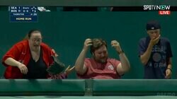 一体、何が？ 特大ホームランで観客に“異変”が起きた…千載一遇のチャンスを逃した瞬間の爆笑リアクションが話題に「ナイス観客w」