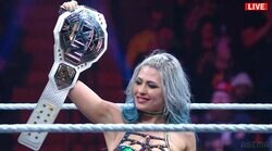 「顔面偏差値高すぎ」世界的人気の日本人女子レスラーがナチュラルメイクで誕生日をお祝い！親友レスラーと“はにかみ笑顔”にほっこり