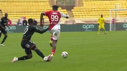 足首グニャリ 強烈踏みつけの超危険プレーで一発レッドカード！真横からのボール奪取で足裏がガッツリ、悶絶大転倒の瞬間「完全にアウト」