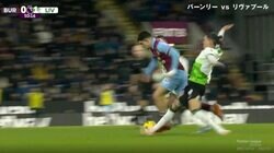 大ブーイングの嵐！「狙ったな」「確信犯」 悪童が"らしさ全開”の危険ラフプレーを炸裂した瞬間　ファウル上等！背後から足踏みつけタックルで吹っ飛ばす