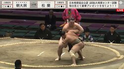 脱出ルートがそこにはあった！追い詰められた若き小兵、巨漢力士の脇をスルリの“曲芸回避”