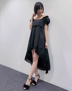 モデル雀士・岡田紗佳の美脚際立つ黒ワンピース姿に絶賛の声“親友”松本圭世も「モデルみたい！」