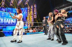 「史上最強の女子ユニットが…」日本人悪女レスラー、卑劣急襲劇で極悪ヒール化 背後から滅多打ちの壮絶シーンに賛否