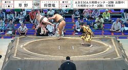 「嘘だろ…」館内騒然の衝撃決着 期待の新人力士、152キロの巨漢を“かる～く”土俵下に投げ落とす「すごい飛んだ」