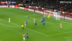 「えげつない」首位相手にセーブ率100％！至近距離からのドンピシャヘッドも片手で高速セーブ！スーパーGKが神プレー連発でスタジアムを騒然とさせた瞬間