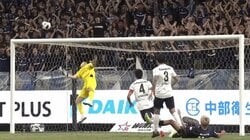 「もう人間離れしてる」元日本代表GK“神の右手”が話題「マジで一点物」至近距離からのダイレクトボレーを衝撃のワンハンドセーブ