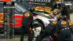 「これで直ってるんですか！？」壊れた車を“叩いて直す” F1ではあり得ない光景に現役レーサーも唖然