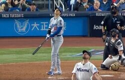 球場大騒ぎ！大谷翔平、バットぶん投げた「カッコよすぎ」「ヤバいなw」 10号特大アーチで“確信歩き&バットフリップ”…ファン大歓喜