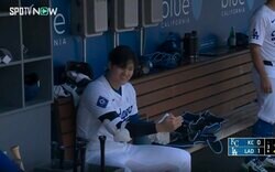 試合中とは思えない… 大谷翔平、ベンチで見せた動きにファン注目　ホームランの打ち方をチームメイトに解説？「大谷さんって楽しそうw」「いつも笑ってるな」