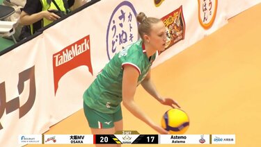 女子バレー、強烈サーブを“飛び跳ねながら”の180（ワンエイティ