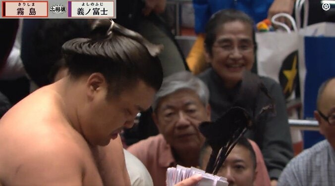 「弁当箱みたいな懸賞束」「懸賞えぐっ」ファン“ドン引き” 霧島、義ノ富士を撃破で大量の懸賞束に 4枚目
