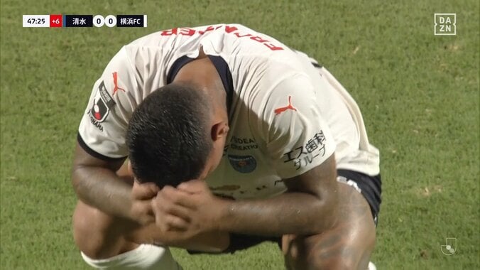 レッドカードに選手が涙目「みんな集まってるの泣ける」足裏スライで失意の一発退場→チームメイトが駆け寄る場面にファン同情「愛されてるな」 4枚目