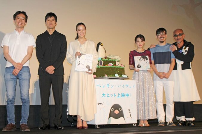 蒼井優、33歳誕生日にサプライズケーキ登場も「台本に書いてあった」と暴露 9枚目