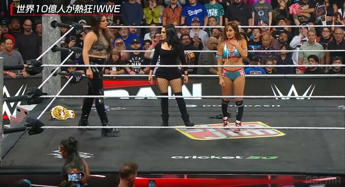 ニッキーを救うべく登場したステファニ・バッケル（写真中央）