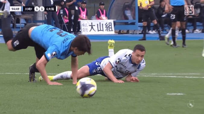 「退場やん！」「コントロールしてない」Jリーグの“ノーファウル判定”でSNS大論争「高井DOGSOやろ」「全条件を満たしてない」G大阪FWと川崎DFの接触が物議 3枚目