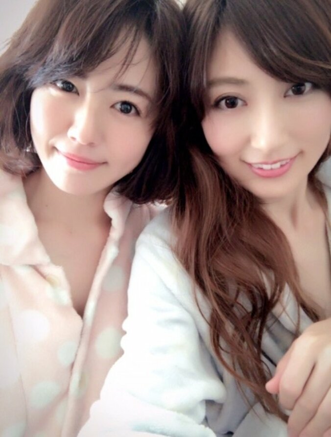 熊田曜子、磯山さやかとグラビア撮影　息ぴったりのオフショット公開 1枚目