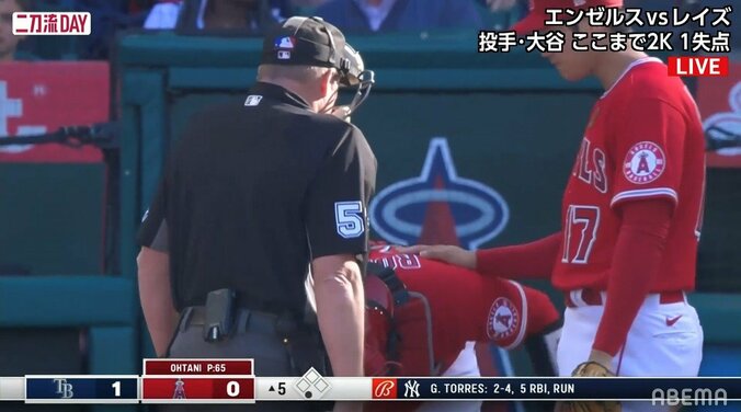エンゼルスに緊急事態!? バットが捕手のアゴ直撃で大谷翔平も心配そうに背中をポンポン ファンからは「捕手いなくなっちゃう」 1枚目