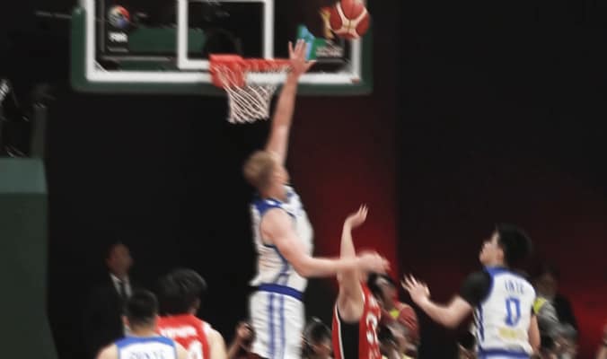 「酷い判定…」“疑惑のジャッジ”にホーバスHCが激昂！「これがゴールテンディングじゃないと？」「チャレンジ案件」ファンも騒然【バスケ日本代表】 3枚目