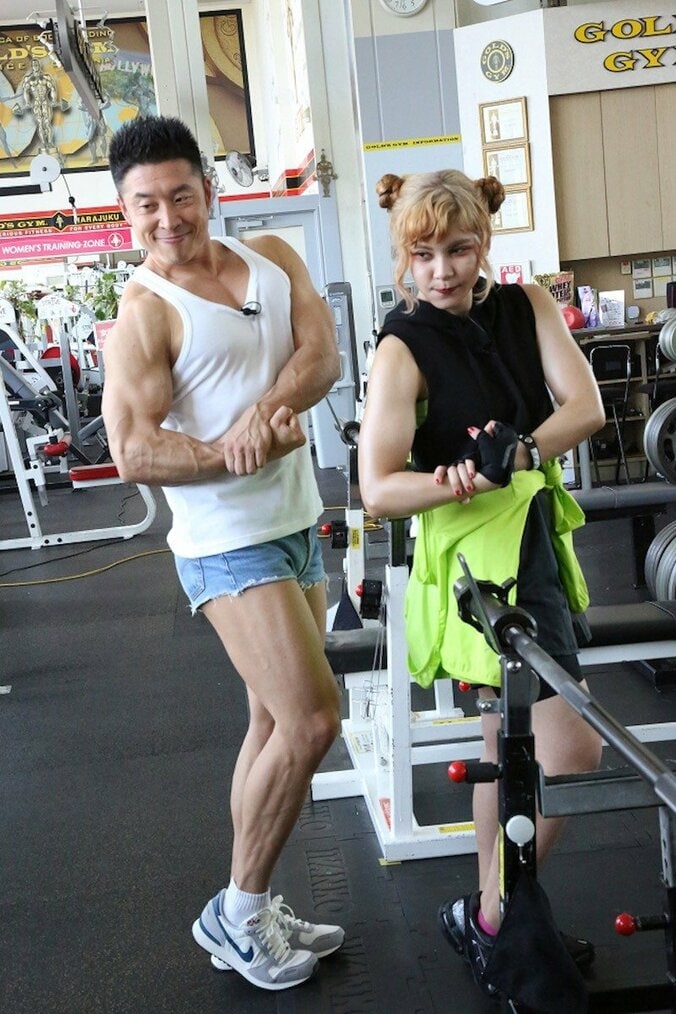 夏アニメ『ダンベル何キロ持てる？』なかやまきんに君＆ファイルーズあいの特別トレーニング動画公開！　インタビューコメントも 2枚目