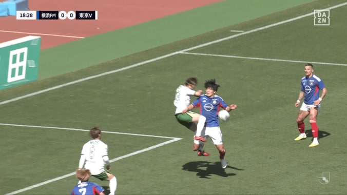 「顔に入ってるよ！」Jリーグの“PKなし判定”が物議…「ボールにチャレンジしてない」「VARないの？」後方から遅れて衝突の瞬間 4枚目