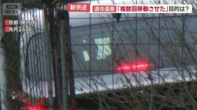 車内で何かのモニターを確認する様子