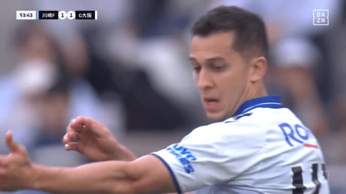 「退場やん！」「コントロールしてない」Jリーグの“ノーファウル判定”でSNS大論争「高井DOGSOやろ」「全条件を満たしてない」G大阪FWと川崎DFの接触が物議 5枚目
